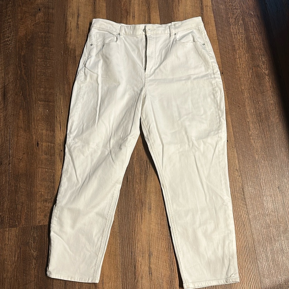 Women’s American Eagle NWTs size 18 34W white curvy mom jeans stretch